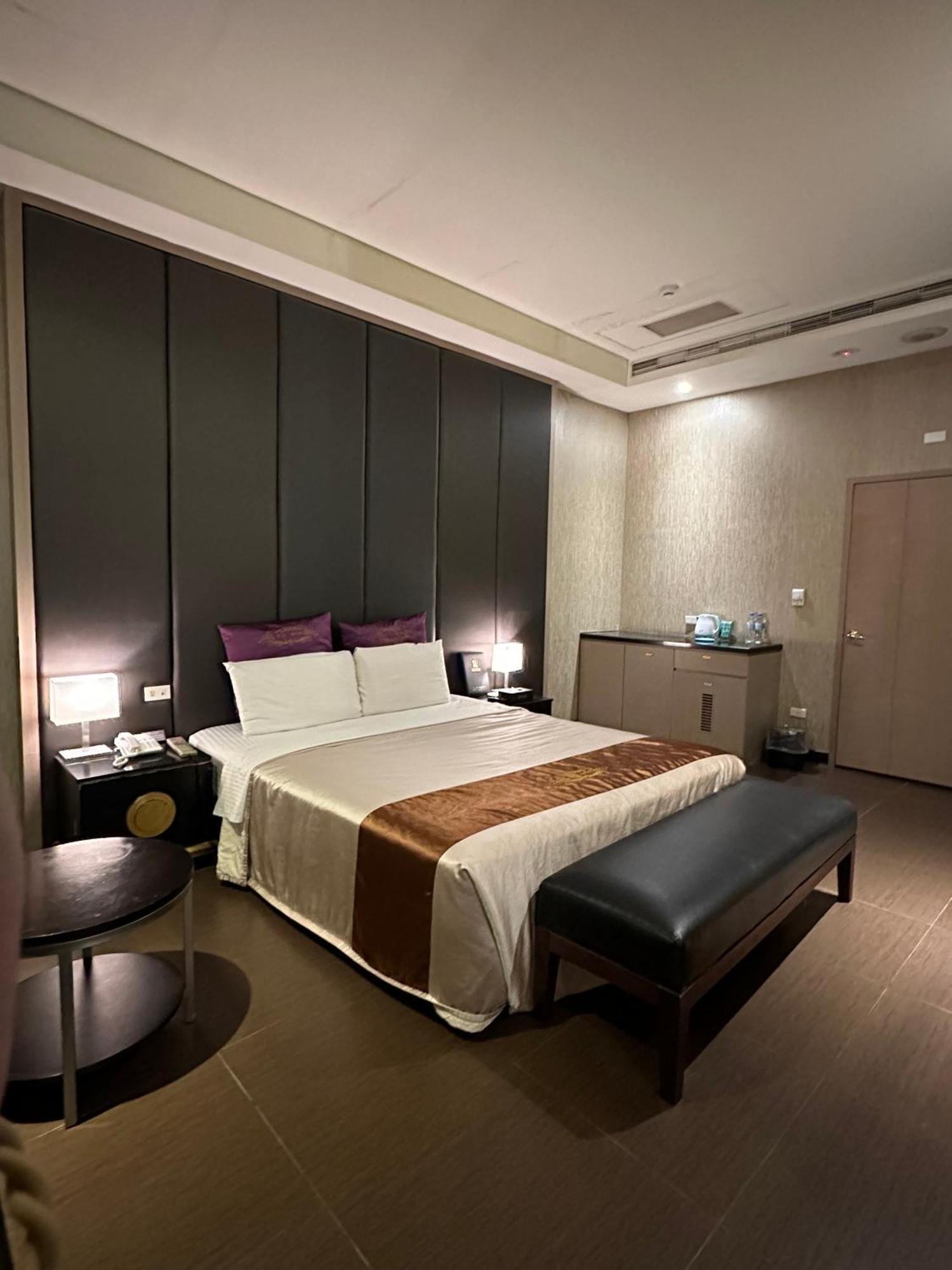 Purple Rainbow Motel ไทเป ภายนอก รูปภาพ