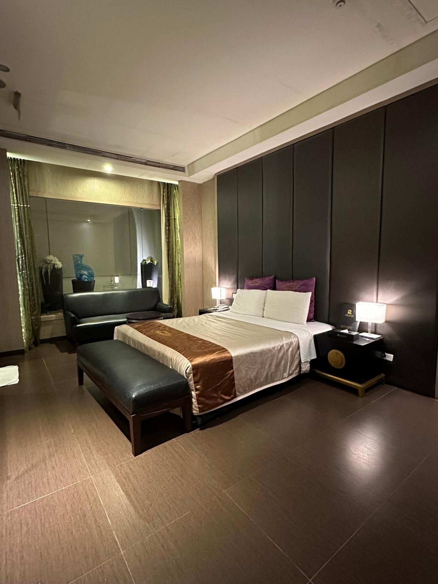 Purple Rainbow Motel ไทเป ภายนอก รูปภาพ